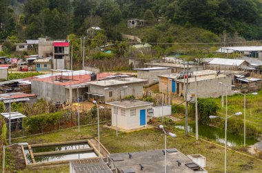 Chiapas, Meksika - 2 Kasım 2016: Meksika'nın Chiapas eyaletindeki maya köylerinden birinin panoraması. Burada maya kökenli gerçek insanlar canlı