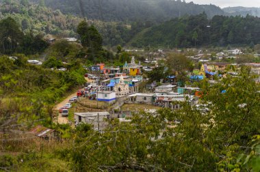 Chiapas, Meksika - Kas 2, 2016: Meksika Chiapas eyaletinde maya köylerinden biri. Burada maya kökenli gerçek insanlar canlı