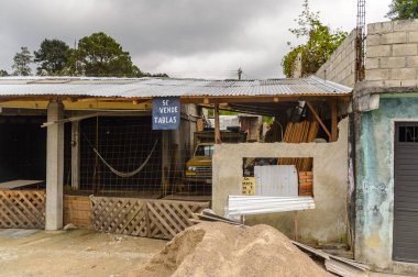 Chiapas, Meksika - 2 Kasım 2016: Meksika'nın Chiapas eyaletindeki maya köylerinden birinde ev. Burada maya kökenli gerçek insanlar canlı