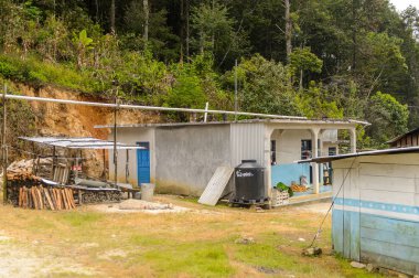 Chiapas, Meksika - Kas 2, 2016: Meksika Chiapas eyaletinde maya köylerinden biri. Burada maya kökenli gerçek insanlar canlı