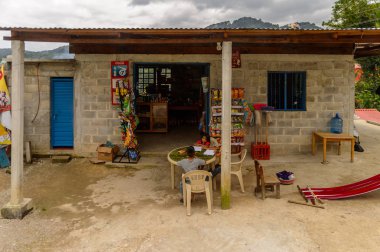 Chiapas, Meksika - Kas 2, 2016: Meksika Chiapas eyaletinde maya köylerinden biri. Burada maya kökenli gerçek insanlar canlı