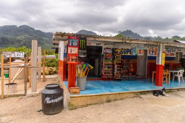 Chiapas, Meksika - Kas 2, 2016: Meksika Chiapas eyaletinde maya köylerinden biri. Burada maya kökenli gerçek insanlar canlı