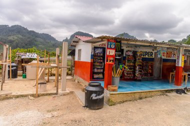 Chiapas, Meksika - Kas 2, 2016: Meksika Chiapas eyaletinde maya köylerinden biri. Burada maya kökenli gerçek insanlar canlı