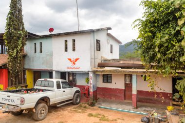 Chiapas, Meksika - Kas 2, 2016: Meksika Chiapas eyaletinde maya köylerinden birinde küçük ev. Burada maya kökenli gerçek insanlar canlı