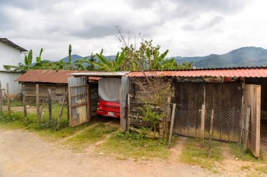Chiapas, Meksika - Kas 2, 2016: Meksika Chiapas eyaletinde maya köylerinden birinde küçük ev. Burada maya kökenli gerçek insanlar canlı