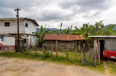 Chiapas, Meksika - Kas 2, 2016: Meksika Chiapas eyaletinde maya köylerinden birinde küçük ev. Burada maya kökenli gerçek insanlar canlı