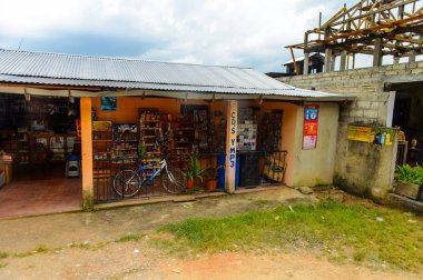 Chiapas, Meksika - Kas 2, 2016: Meksika Chiapas eyaletinde maya köylerinden birinde küçük ev. Burada maya kökenli gerçek insanlar canlı