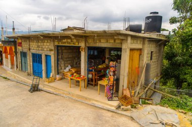 Chiapas, Meksika - Kas 2, 2016: Meksika Chiapas eyaletinde maya köylerinden biri. Burada maya kökenli gerçek insanlar canlı