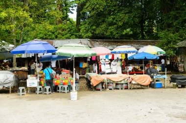 Palenque, Meksika- Kasım 3, 2016: Turistler arasında popüler olan orijinal geleneksel Meksika hediyelik eşya ve giyim ile pazar yeri.