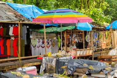 Palenque, Meksika- Kasım 3, 2016: Turistler arasında popüler olan orijinal geleneksel Meksika hediyelik eşya ve giyim ile pazar yeri.