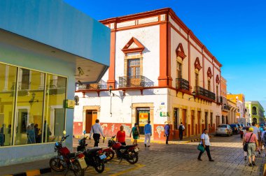 Palenque, Meksika - 4 Kasım 2016: Palenque, Meksika'nın renkli mimarisi. Chiapas eyaletinin en fakir şehridir..