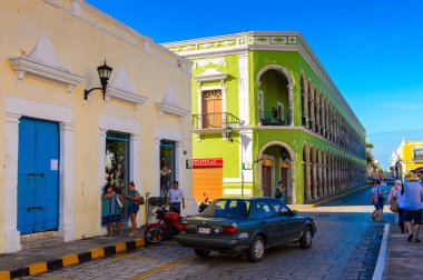 Palenque, Meksika - 4 Kasım 2016: Palenque, Meksika'nın renkli mimarisi. Chiapas eyaletinin en fakir şehridir..
