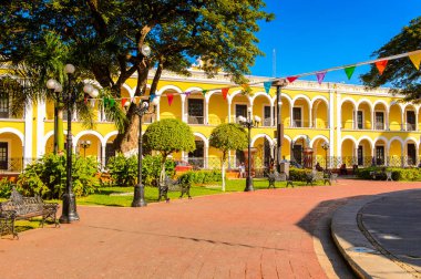 Palenque, Meksika - Kas 4, 2016: Palenque ana meydanının sarı bina (Zocalo) Palenque, Meksika. Chiapas eyaletinin en fakir şehridir..