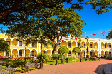 Palenque, Meksika - Kas 4, 2016: Palenque ana meydanının sarı bina (Zocalo) Palenque, Meksika. Chiapas eyaletinin en fakir şehridir..