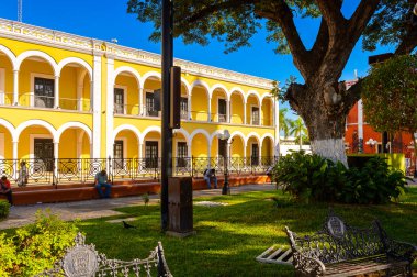 Palenque, Meksika - Kas 4, 2016: Palenque ana meydanının sarı bina (Zocalo) Palenque, Meksika. Chiapas eyaletinin en fakir şehridir..