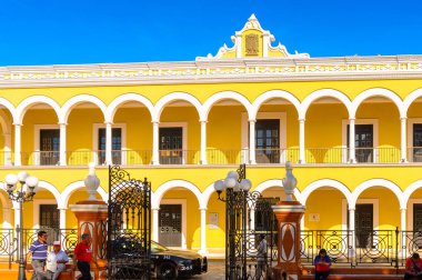 Palenque, Meksika - Kas 4, 2016: Palenque ana meydanının sarı bina (Zocalo) Palenque, Meksika. Chiapas eyaletinin en fakir şehridir..