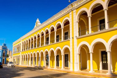 Palenque, Meksika - Kas 4, 2016: Palenque ana meydanının sarı bina (Zocalo) Palenque, Meksika. Chiapas eyaletinin en fakir şehridir..