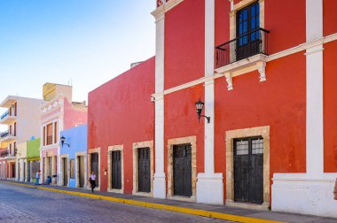 Palenque, Meksika - 4 Kasım 2016: Palenque, Meksika'nın kırmızı binası. Chiapas eyaletinin en fakir şehridir..