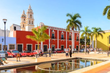 Palenque, Meksika - 4 Kasım 2016: Palenque, Meksika'nın mimarisi. Chiapas eyaletinin en fakir şehridir..