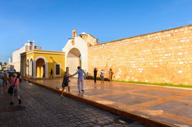 Palenque, Meksika - 4 Kasım 2016: Palenque, Meksika'nın mimarisi. Chiapas eyaletinin en fakir şehridir..