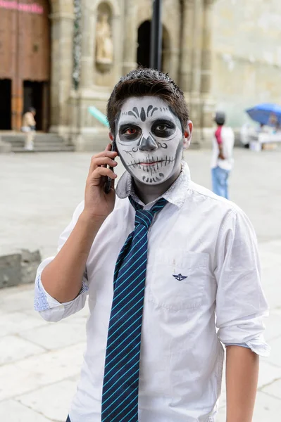 Oaxaca, Meksika - Eki 31, 2016: Ölüler Günü için giyinmiş tanımlanamayan çocuk (Dia de los Muertos), ulusal Meksika tatili, Unesco İnsanlığın Somut Olmayan Kültürel Mirası