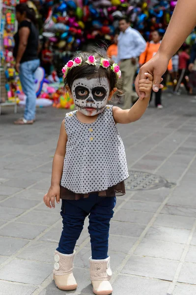 Oaxaca, Meksika - Eki 31, 2016: Ölüler Günü için zombi olarak boyanmış tanımlanamayan kız (Dia de los Muertos), ulusal Meksika tatili, Unesco İnsanlığın Somut Olmayan Kültürel Mirası