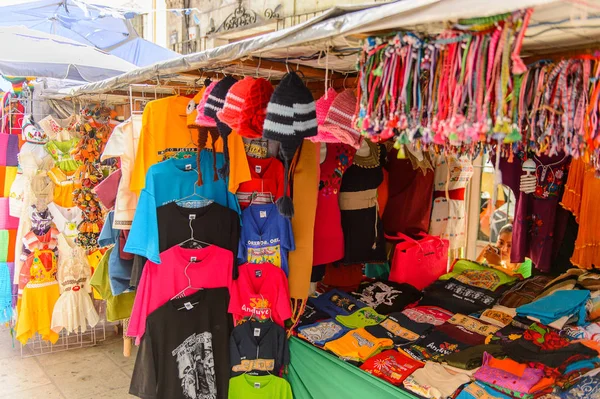 Oaxaca, Meksika- Eki 31, 2016: Pazar yeri (ana kare Zocalo Oaxaca) orijinal geleneksel Meksika hediyelik eşya ve giyim, turistler arasında popüler olan.