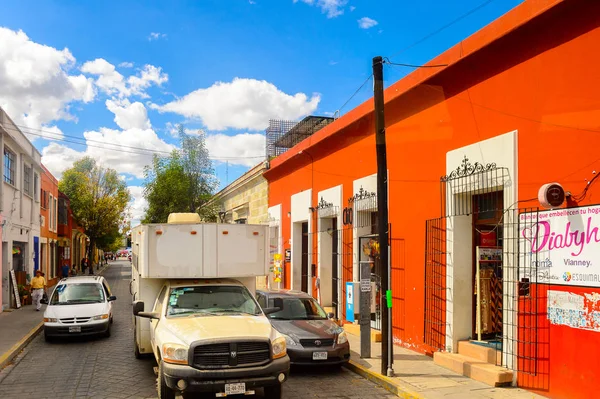 瓦哈卡 墨西哥 2016年10月31日 墨西哥瓦哈卡德华雷斯典型的街道上的彩色小房子 该镇的名称来源于纳瓦特尔的名字华夏卡 — 图库照片