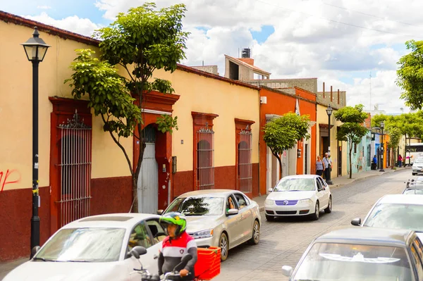 Oaxaca, Meksika - Eki 31, 2016: Oaxaca de Juarez, Meksika tipik sokakta küçük renkli evler. Kasabanın adı Nahuatl adı Huaxyacac türetilmiştir