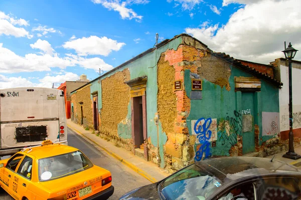 Oaxaca, Meksika - Eki 31, 2016: Oaxaca de Juarez, Meksika tipik sokakta küçük renkli evler. Kasabanın adı Nahuatl adı Huaxyacac türetilmiştir