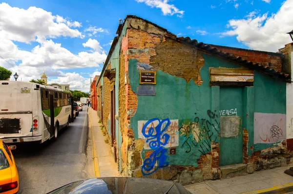Oaxaca, Meksika - Eki 31, 2016: Oaxaca de Juarez, Meksika tipik sokakta küçük renkli evler. Kasabanın adı Nahuatl adı Huaxyacac türetilmiştir