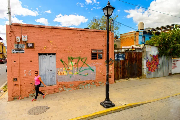 Oaxaca, Meksika - Eki 31, 2016: Oaxaca de Juarez, Meksika tipik sokakta küçük renkli evler. Kasabanın adı Nahuatl adı Huaxyacac türetilmiştir