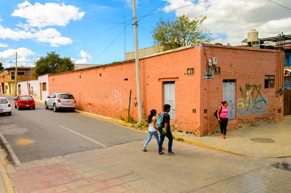 Oaxaca, Meksika - Eki 31, 2016: Oaxaca de Juarez, Meksika tipik sokakta küçük renkli evler. Kasabanın adı Nahuatl adı Huaxyacac türetilmiştir