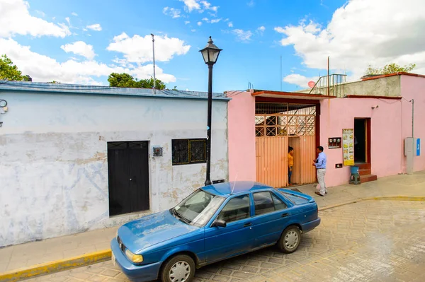 Oaxaca, Meksika - Eki 31, 2016: Oaxaca de Juarez, Meksika tipik sokakta küçük renkli evler. Kasabanın adı Nahuatl adı Huaxyacac türetilmiştir