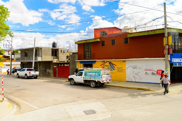 Oaxaca, Meksika - 31 Ekim 2016: Oaxaca de Juarez, Meksika'nın tipik renkli mimarisi. Kasabanın adı Nahuatl adı Huaxyacac türetilmiştir