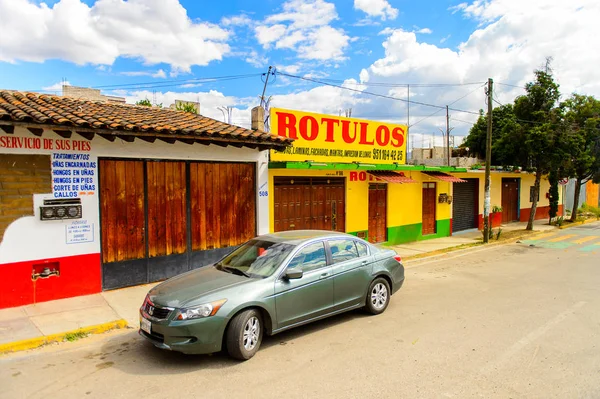 Oaxaca, Meksika - 31 Ekim 2016: Oaxaca de Juarez, Meksika'nın tipik renkli mimarisi. Kasabanın adı Nahuatl adı Huaxyacac türetilmiştir