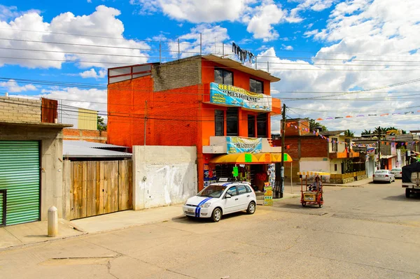 Oaxaca, Meksika - 31 Ekim 2016: Oaxaca de Juarez, Meksika'nın tipik renkli mimarisi. Kasabanın adı Nahuatl adı Huaxyacac türetilmiştir