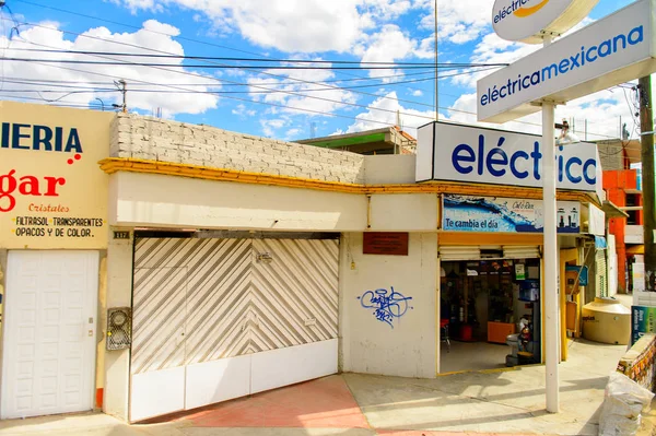 Oaxaca, Meksika - 31 Ekim 2016: Oaxaca de Juarez, Meksika'nın tipik renkli mimarisi. Kasabanın adı Nahuatl adı Huaxyacac türetilmiştir