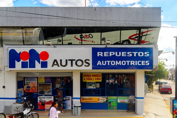 Oaxaca, Meksika - Eki 31, 2016: Oaxaca de Juarez, Meksika farklı renkli evler. Kasabanın adı Nahuatl adı Huaxyacac türetilmiştir