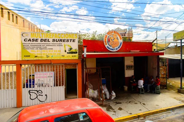 Oaxaca, Meksika - 31 Ekim 2016: Oaxaca de Juarez, Meksika'nın tipik renkli mimarisi. Kasabanın adı Nahuatl adı Huaxyacac türetilmiştir