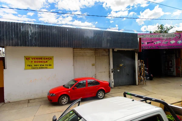 Oaxaca, Meksika - Eki 31, 2016: Oaxaca de Juarez, Meksika farklı renkli evler. Kasabanın adı Nahuatl adı Huaxyacac türetilmiştir