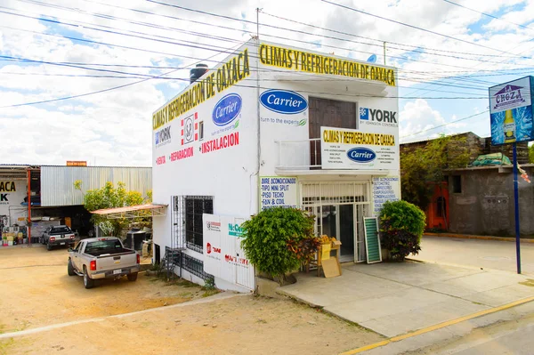 Oaxaca, Meksika - 31 Ekim 2016: Oaxaca de Juarez, Meksika Mimarisi. Kasabanın adı Nahuatl adı Huaxyacac türetilmiştir