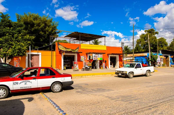 Santa Maria Del Tule, Meksika - 31 Ekim 2016: Santa Maria del Tule Mimarisi, Meksika, Valles Centrales bölgesi. Adı bulrush anlamına gelen Nahuatl kelime 'tül' geliyor
