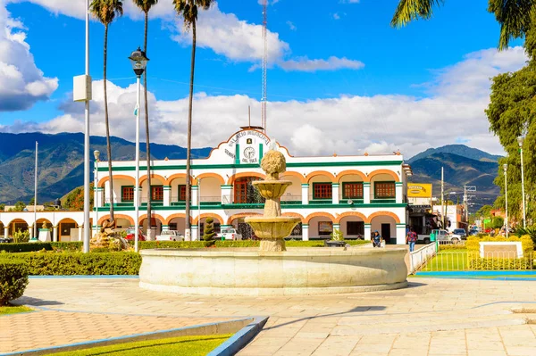 Santa Maria Del Tule, Meksika - 31 Ekim 2016: Santa Maria del Tule Belediye Binası, Meksika, Valles Centrales bölgesi. Adı bulrush anlamına gelen Nahuatl kelime 'tül' geliyor