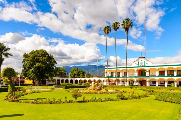 Santa Maria Del Tule, Meksika - 31 Ekim 2016: Santa Maria del Tule Belediye Binası, Meksika, Valles Centrales bölgesi. Adı bulrush anlamına gelen Nahuatl kelime 'tül' geliyor