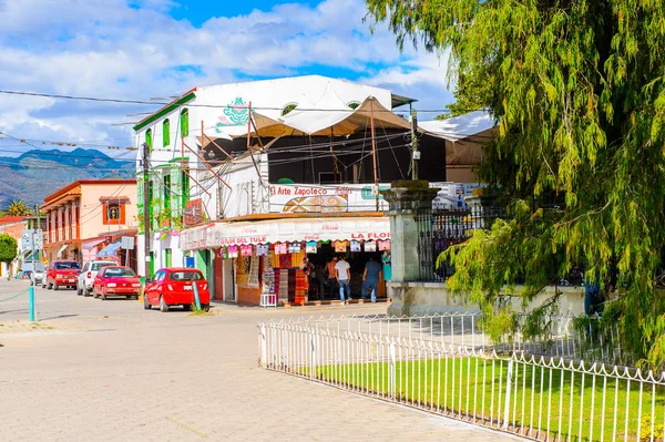 Santa Maria Del Tule, Meksika - 31 Ekim 2016: Santa Maria del Tule'un güzel manzarası, Meksika, Valles Centrales bölgesi. Adı bulrush anlamına gelen Nahuatl kelime 'tül' geliyor