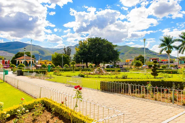 Santa Maria Del Tule, Meksika - 31 Ekim 2016: Santa Maria del Tule'un güzel manzarası, Meksika, Valles Centrales bölgesi. Adı bulrush anlamına gelen Nahuatl kelime 'tül' geliyor