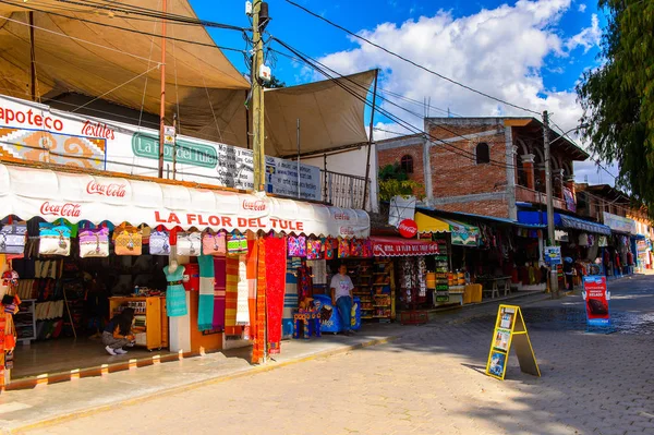 Tule, Meksika- Eki 31, 2016: Turistler arasında popüler olan orijinal geleneksel Meksika hediyelik eşya ve giyim ile pazar yeri.