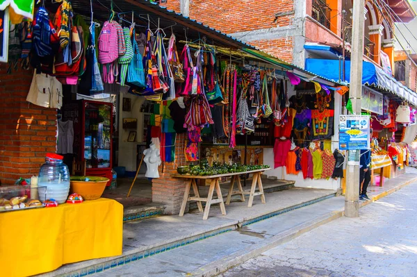 Tule, Meksika- Eki 31, 2016: Turistler arasında popüler olan orijinal geleneksel Meksika hediyelik eşya ve giyim ile pazar yeri.