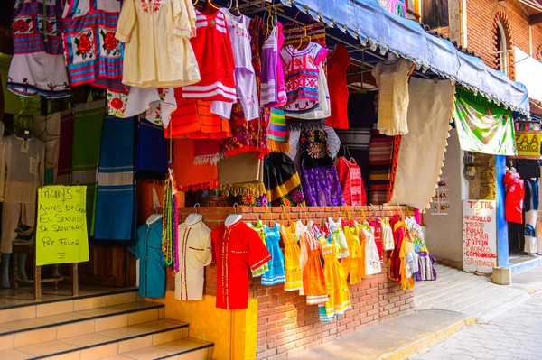 Tule, Meksika- Eki 31, 2016: Turistler arasında popüler olan orijinal geleneksel Meksika hediyelik eşya ve giyim ile pazar yeri.